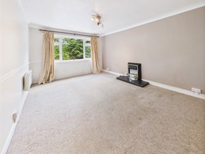 LIVING ROOM- click for photo gallery